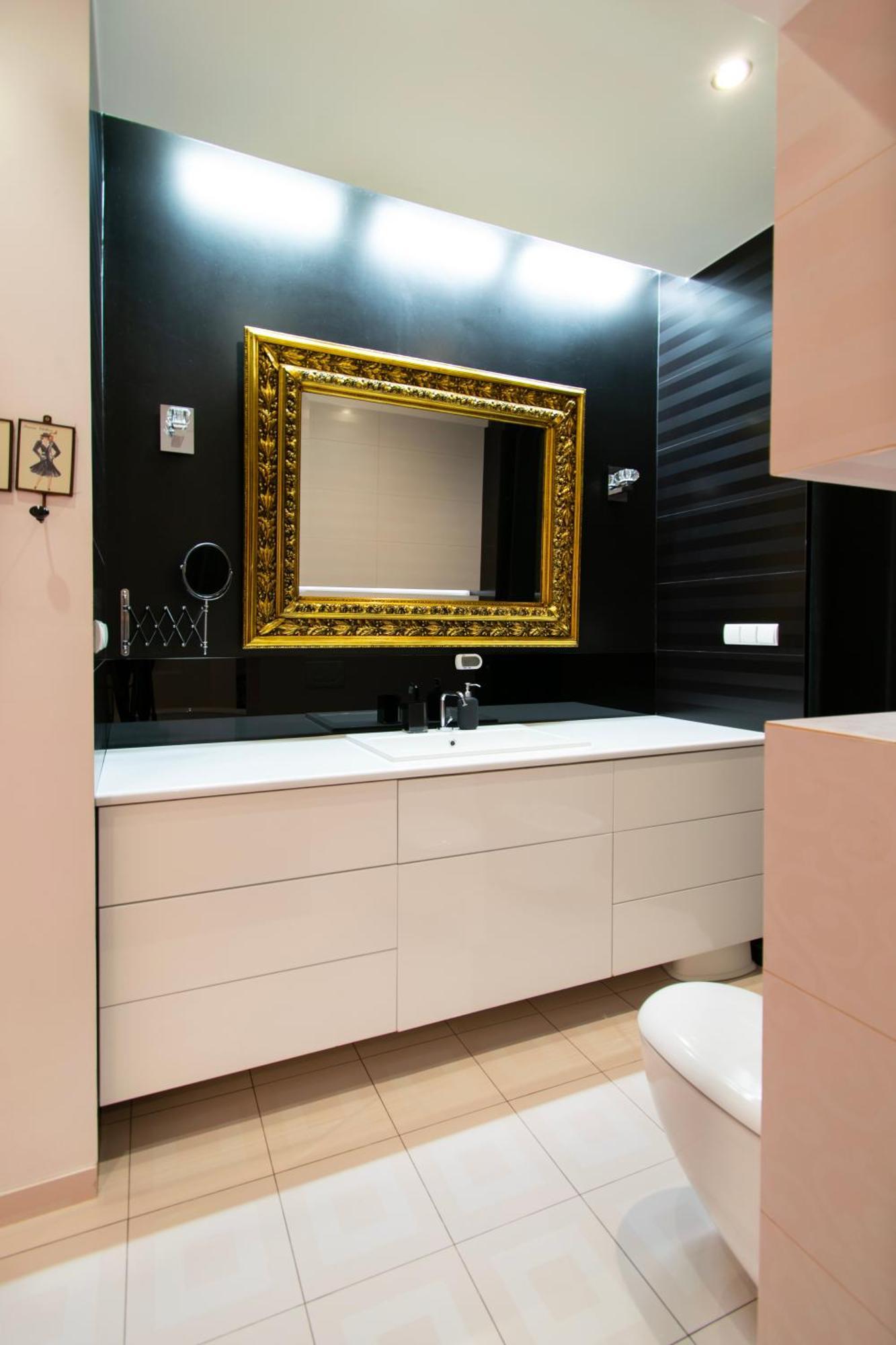 Spacious 3br With Ac In Living Room, 2 Balconies Krakow